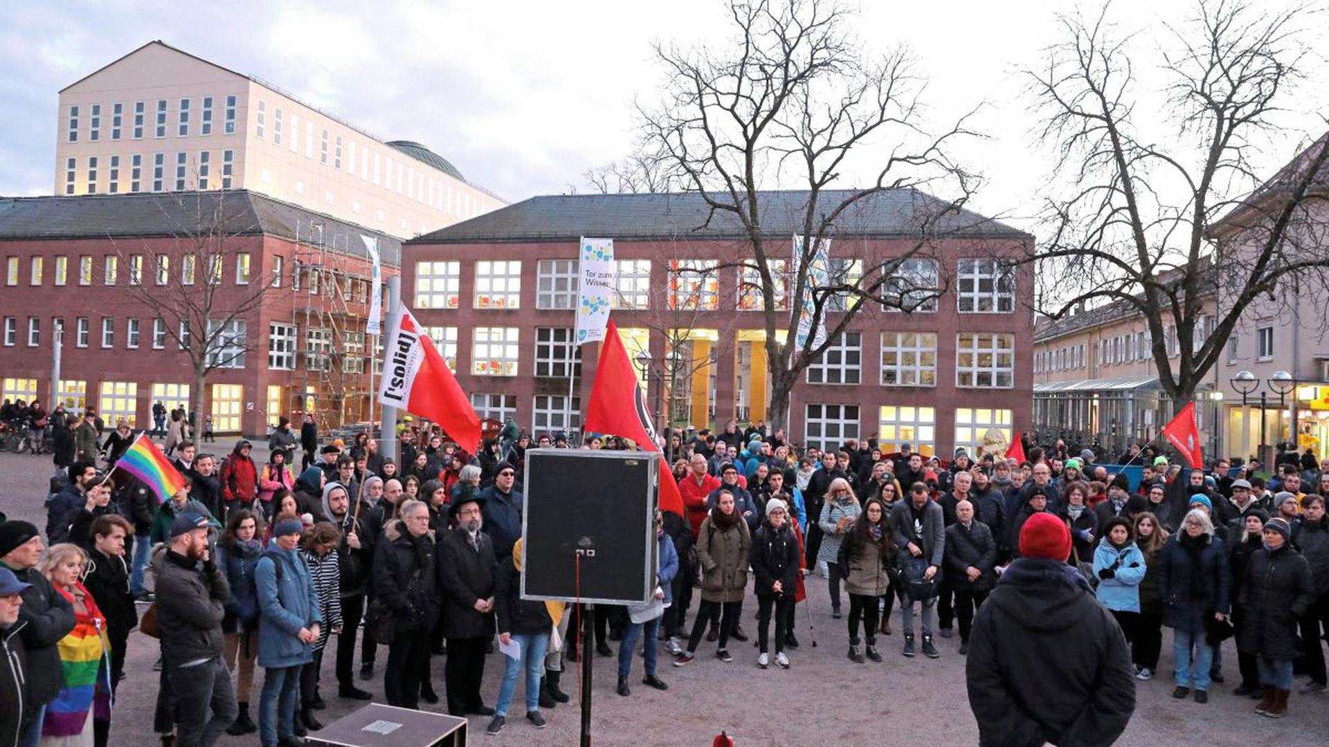 Zu einer Mahnwache in Karlsruhe in Gedenken an die Opfer von Hanau, kamen am Donnerstagabend rund 200 Menschen auf den Kirchplatz St. Stephan.