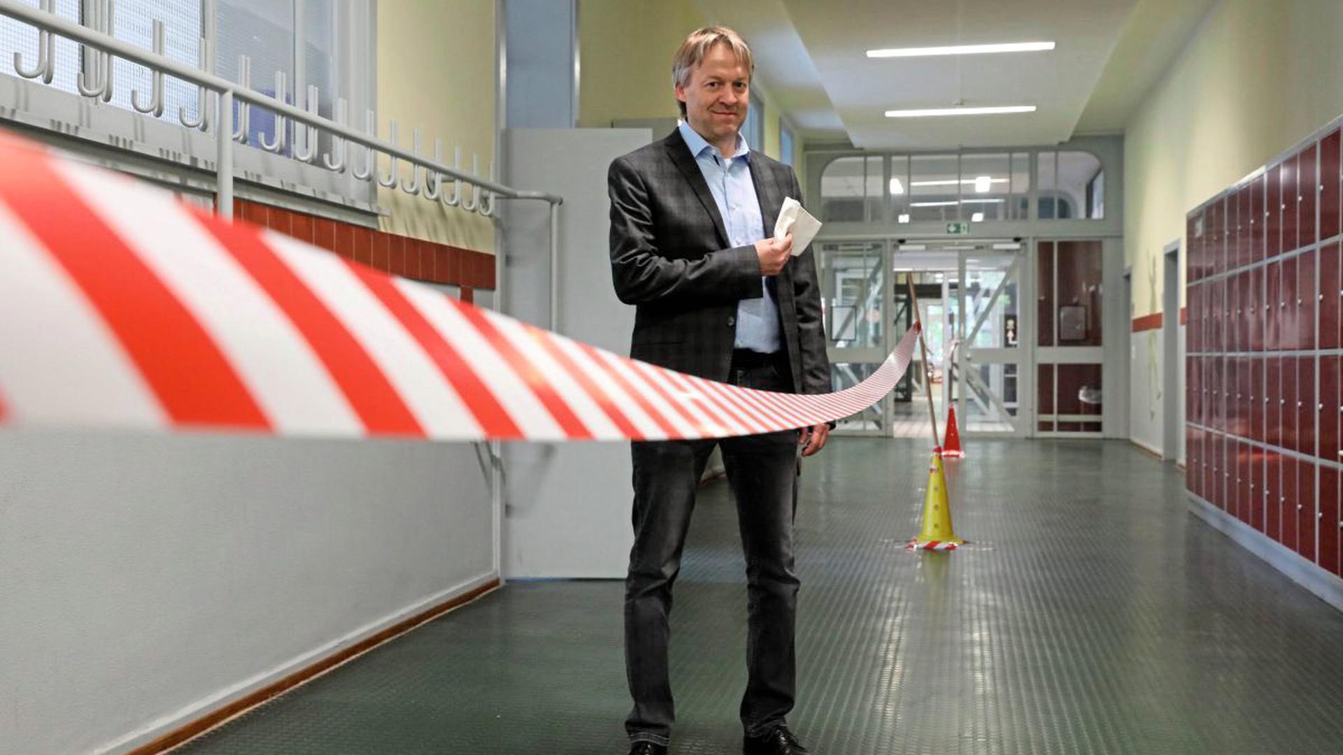 Schulleiter Jürgen Angerhoferhat Vorgaben zum Schutz vor Corona umgesetzt.