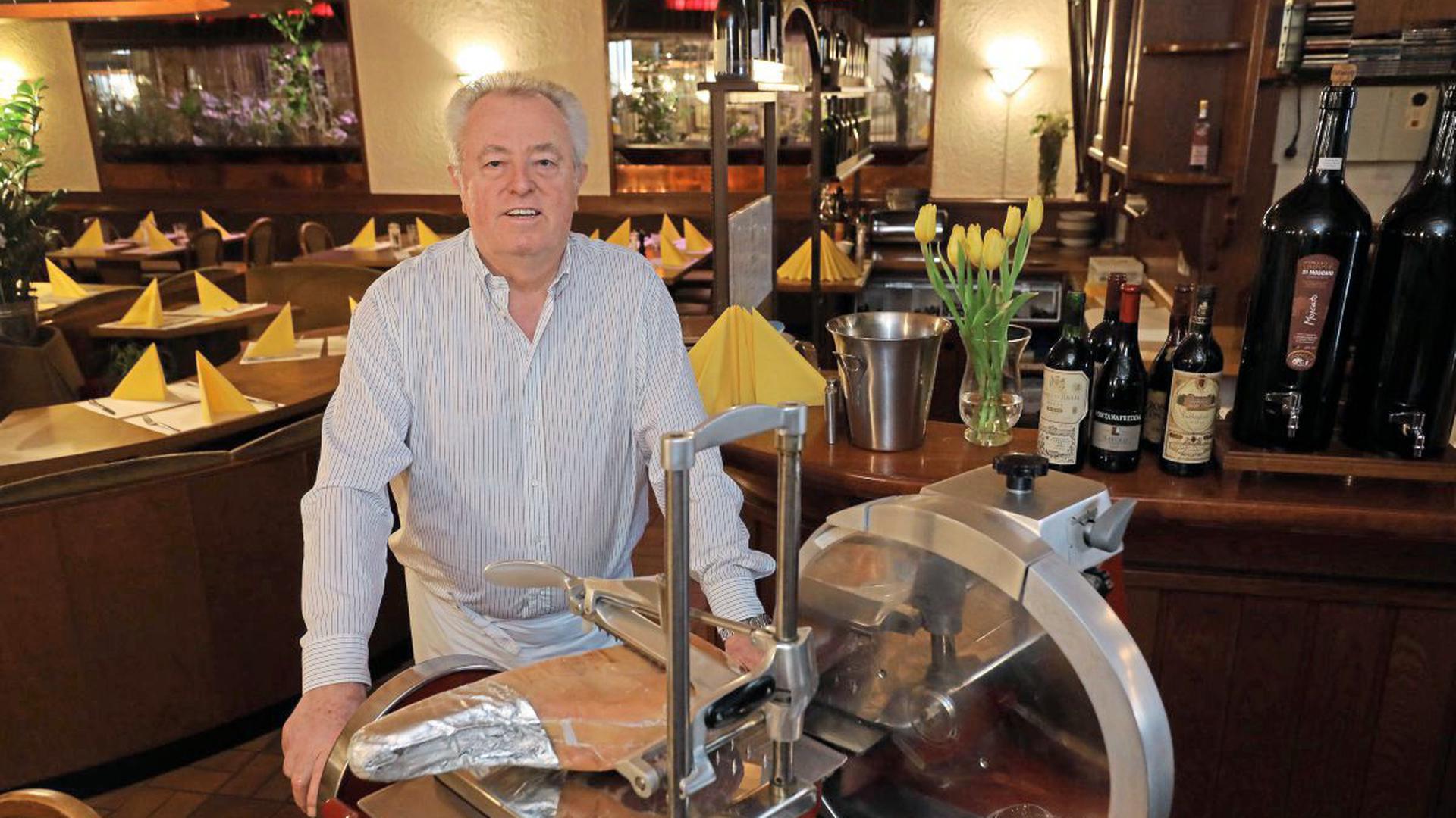 Ein Traditionslokal: Edoardo Morcelli bewirtete ein halbes Jahrhundert lang Gäste in seiner Pizzeria Centrale in der Sophienstraße. Doch nun hört der Italiener auf und geht in den Ruhestand