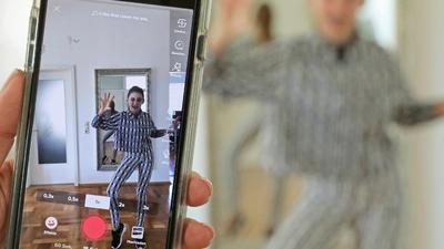 Tanz MiT Distanz: In der Corona-Krise entwickeln Tanzstudios digitale Lösungen, um ihre Kunden zu halten. Die 13-jährige Romy übt zu Hause mit dem Handy.