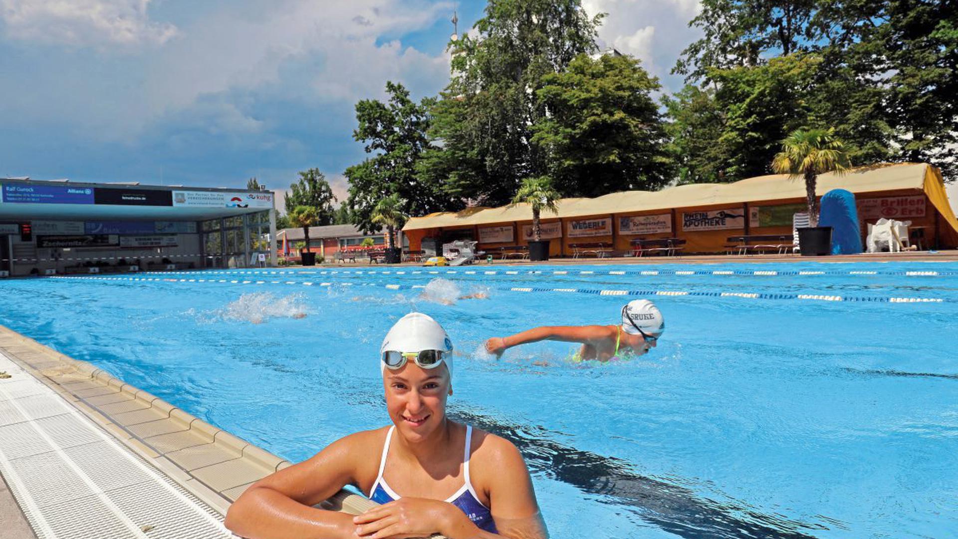 Ab Samstag für alle geöffnet: Noch sind nur die Leistungsschwimmer im Karlsruher Sonnenbad - wie hier Mila von der SGR Karlsruhe.