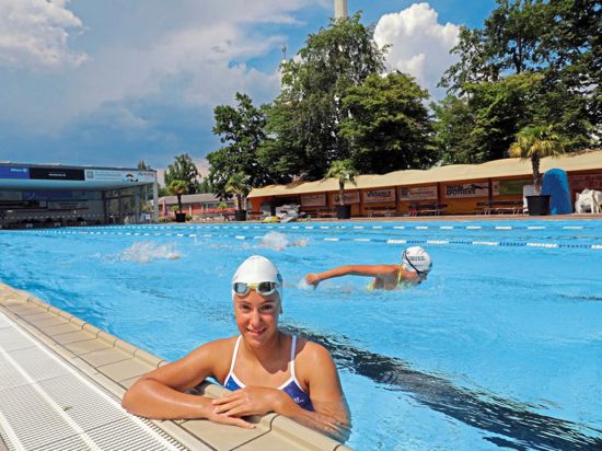 Ab Samstag für alle geöffnet: Noch sind nur die Leistungsschwimmer im Karlsruher Sonnenbad - wie hier Mila von der SGR Karlsruhe.