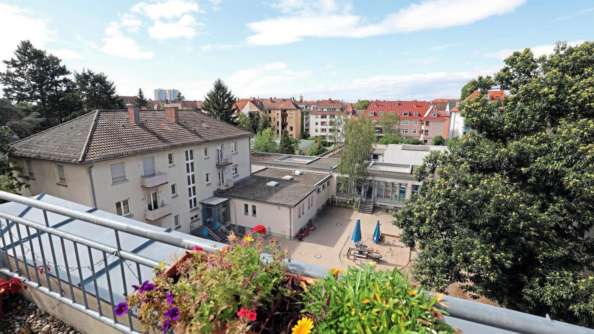 Die Aussicht von diesem Dachbalkon an der Hinterseite der Schillerstraße wird sich durch das Bauprojekt Sophien-Carrée verändern.