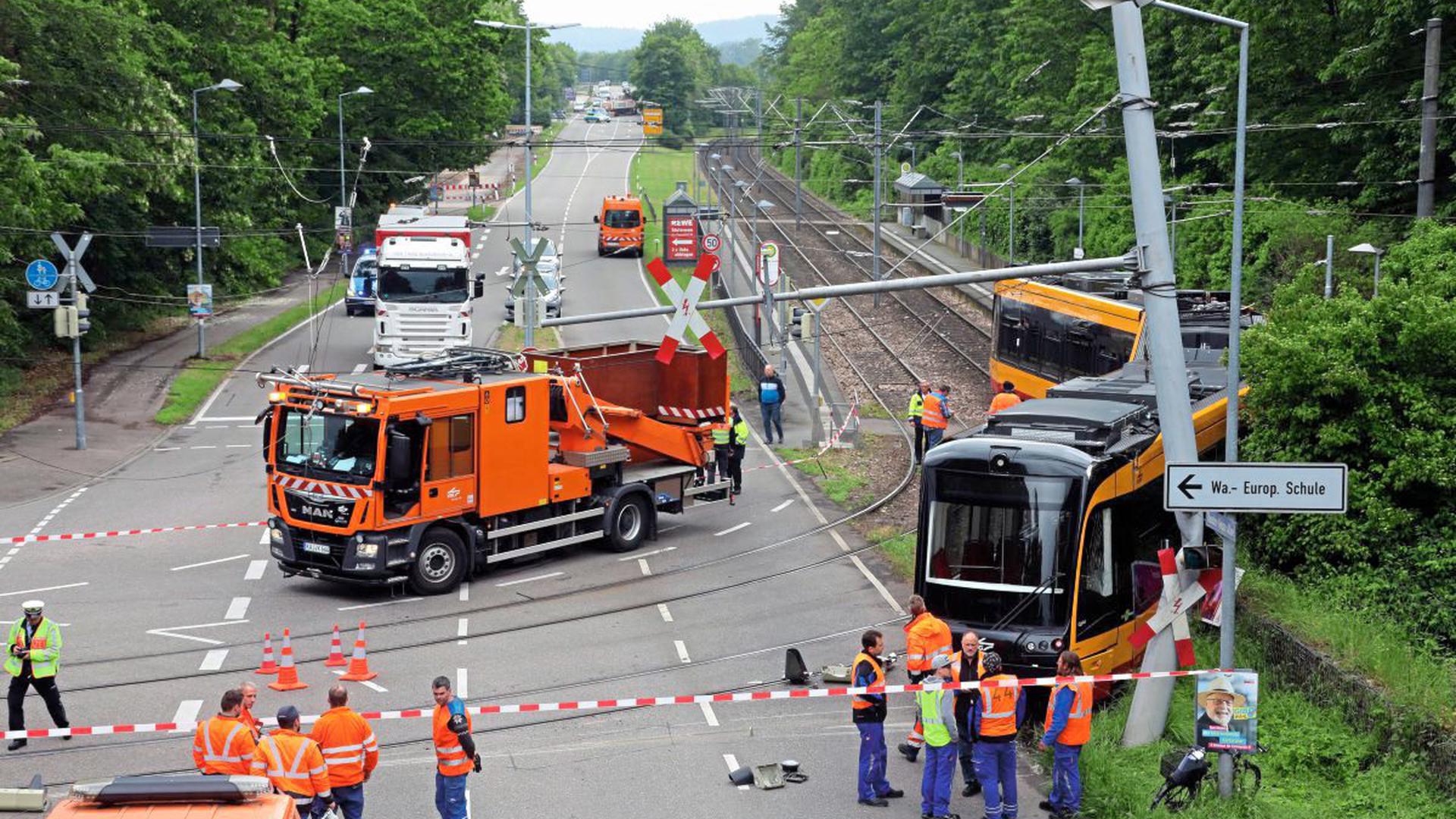 Eine Straßenbahn ist am Mittwoch in Karlsruhe entgleist, dabei wurde ein Passagier verletzt.