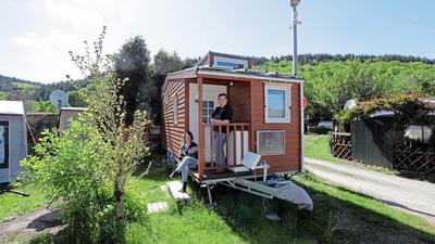 Die erste Tiny-House-Siedlung im Karlsruher Raum soll auf dem Campingplatz Albgau bei Ettlingen entstehen. Der Verein um Regina Schleyer (rechts) baut sein Netzwerk bundesweit mehr und mehr aus.
