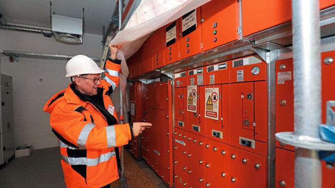 Der rote Schrank enthält die Gleichrichterstation in der U-Station „Durlacher Tor“. Matthias Ollnow freut sich über diesen Anfang der Geräteinstallation in der U-Strab.