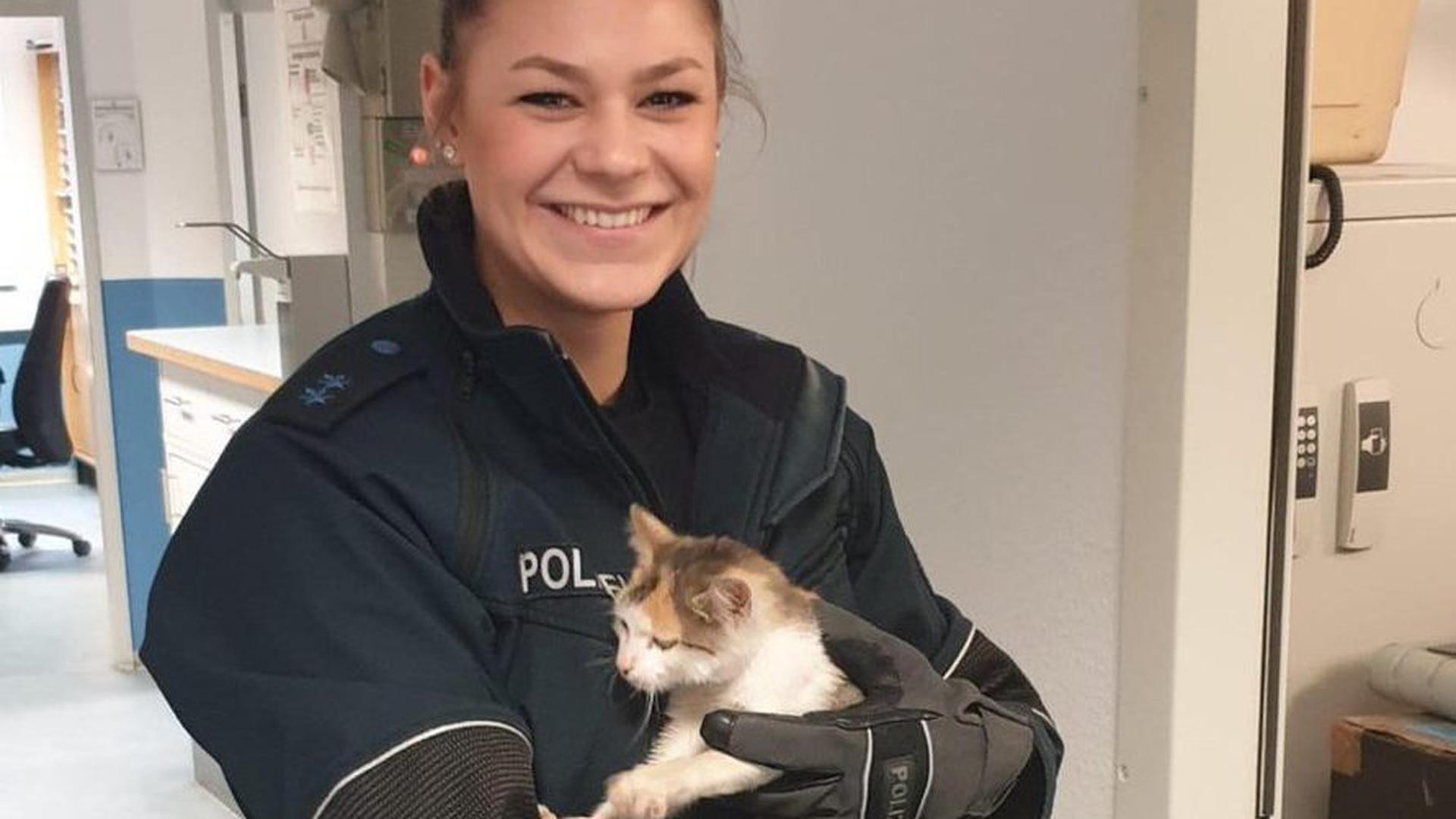 Liebe auf den ersten Blick: Polizeimeisterin Laura Luft und die gefundene Katze.