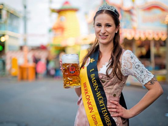 Laetitia Nees, neue und zeitgleich erste baden-württembergische Bierkönigin steht auf dem Cannstatter Wasen.