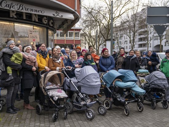 Rund 25 Mütter und Väter haben sich in Karlsruhe vor dem Café Brenner zusammengefunden, um für mehr Akzeptanz für Stillen in der Öffentlichkeit zu werben.