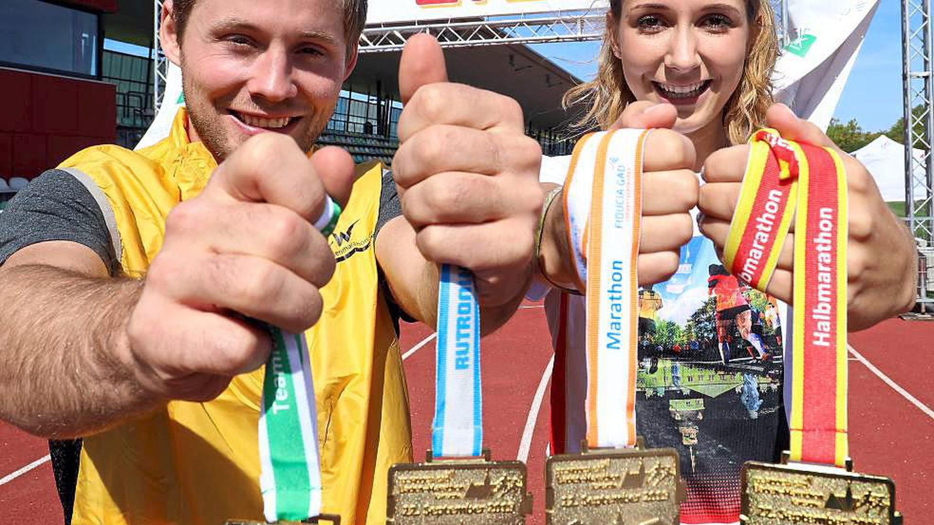 Die Medaillen, die Tim Bäuerlein und Kim Kraus hier präsentieren, wollen sich rund 8500 Laufbegeisterte beim Baden Marathon verdienen.
