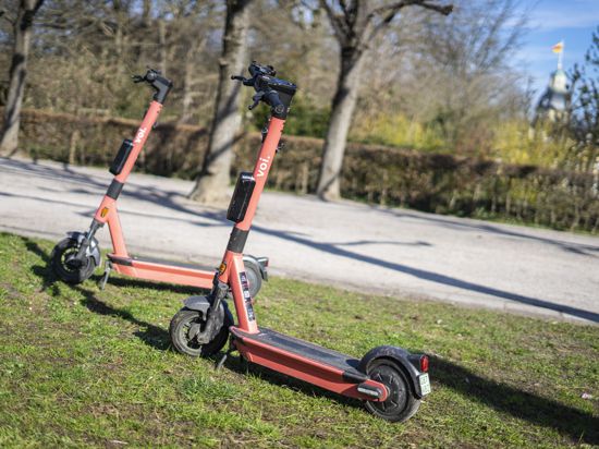 Zwei eScooter stehen vor dem Karlsruher Schloss.