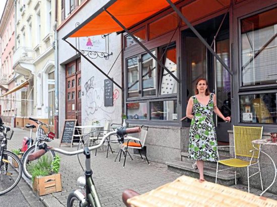 Konflikt vor der Haustür: Andrea Jäger von „Lottis Traum“ in der Hirschstraße fürchtet um den Fortbestand ihres Cafés, wenn vor dem Lokal Parkplätze ausgewiesen werden. In diesem Fall bekommt sie keine Genehmigung für die Außenbestuhlung.