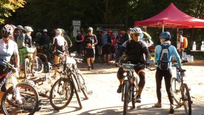 Kommen und Gehen der Radfahrer bei Verpflegungsstelle an der Grillhütte in Schöllbronn