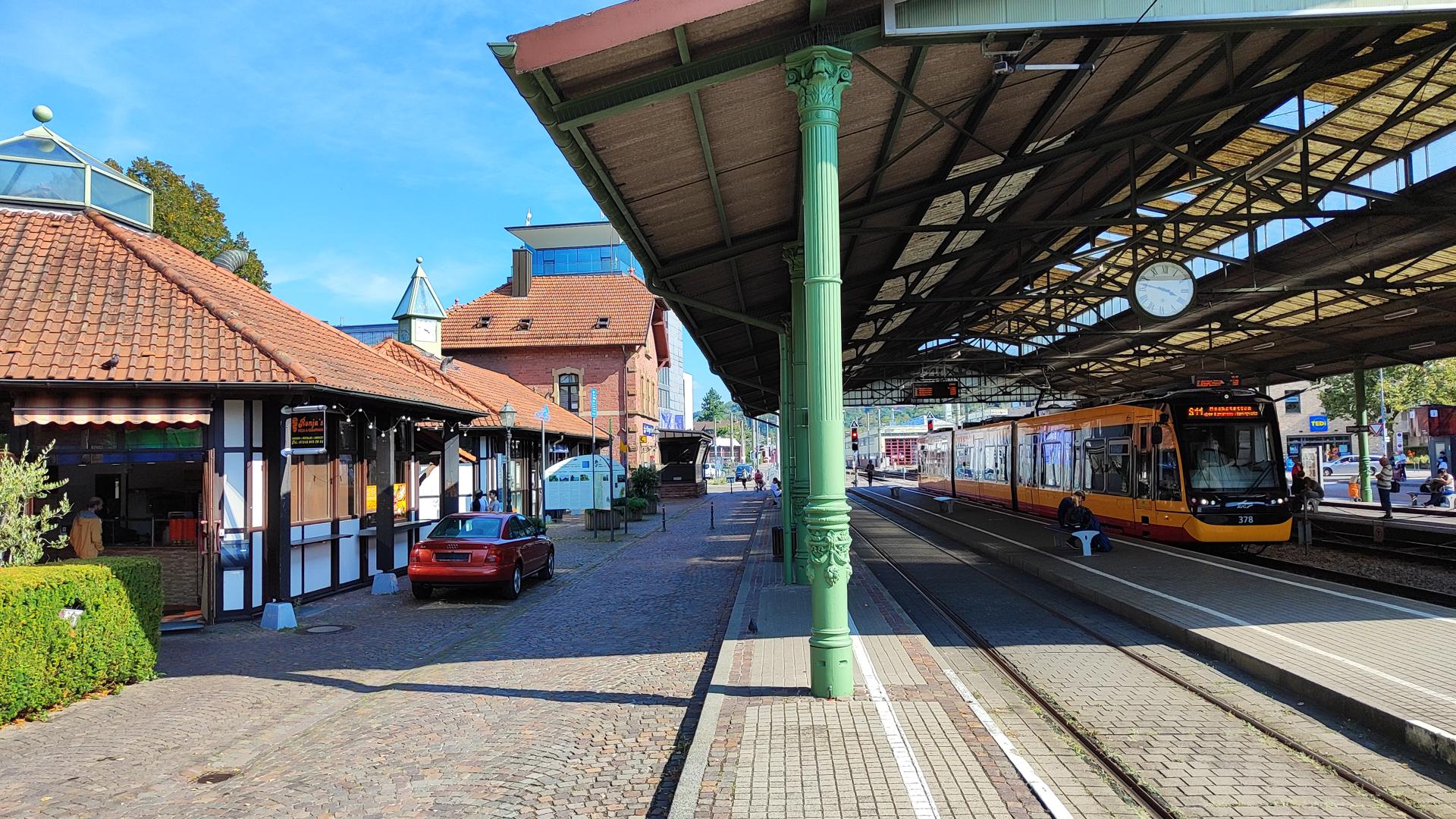 Blick auf den Stadtbahnhof Ettlingen und die Gleise