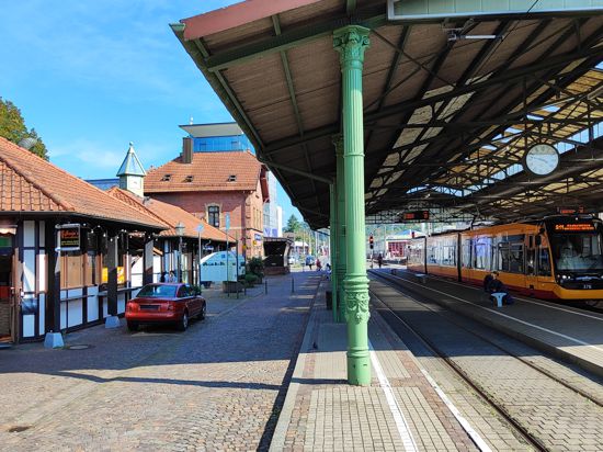 Blick auf den Stadtbahnhof Ettlingen und die Gleise