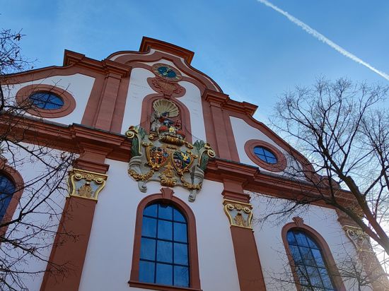 Martinskirche in Ettlingen mit Blick auf die prunkvolle Fassade