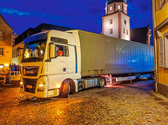 Ein Lkw mit einem zulässigen Gesamtgewicht von 40 Tonnen hat sich am Mittwochabend in der Altstadt von Ettlingen festgefahren.