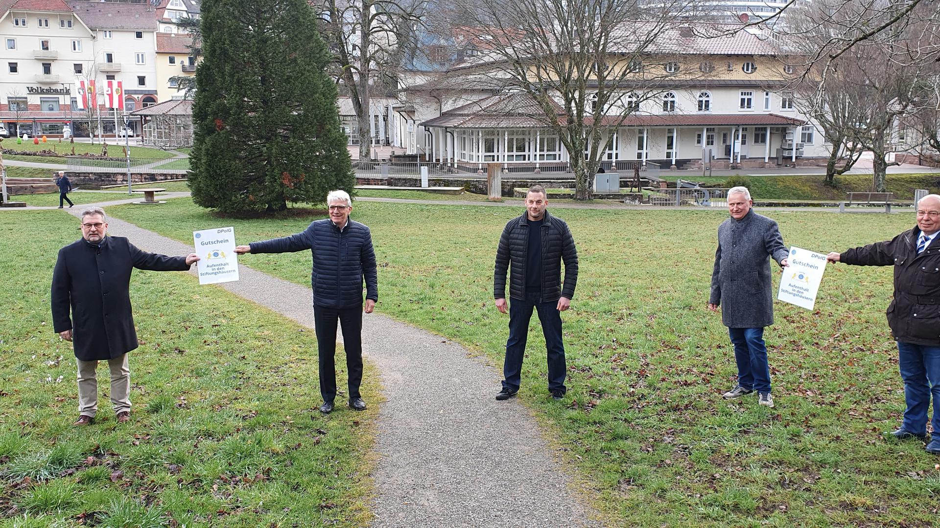 Fünf Männer auf der Wiese im Kurpark Bad Herrenalb.