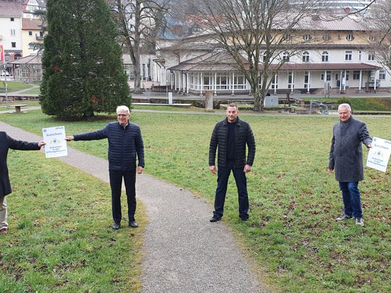 Fünf Männer auf der Wiese im Kurpark Bad Herrenalb.