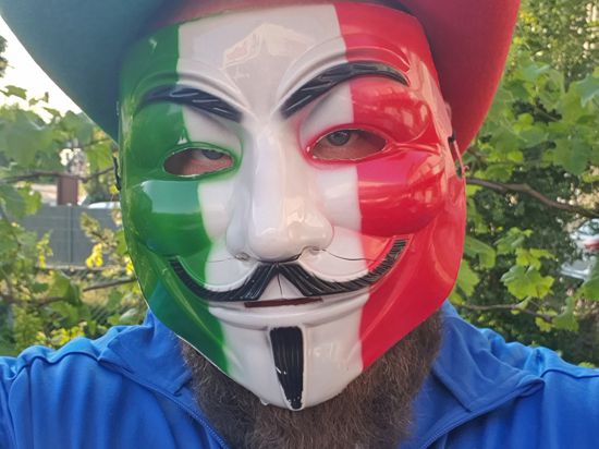 Italien Fan mit Maske 