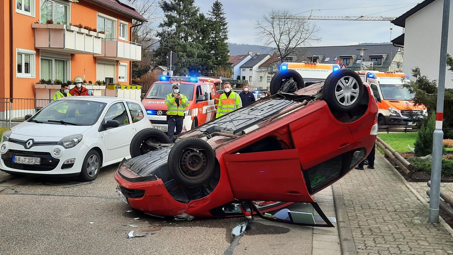 Glück im Unglück: Bei einem spektakulären Unfall in der Bruchhausener Rathausstraße ist ein 94-jähriger Mann mit seinem Wagen gegen ein geparktes Auto gestoßen. In der Folge kippte der Wagen aufs Dach, der Mann wurde aber nur leicht verletzt