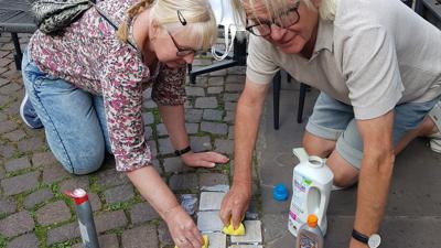 Beim Reinigen der Steine der Familie Spielmann Marktstraße 6
Doris Hanke-Ille und Jacob Duijn