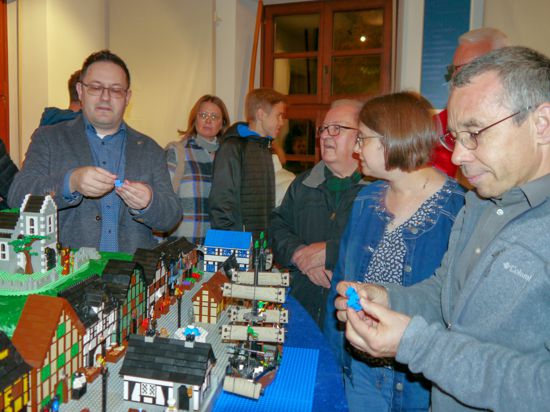 Lego-Enthusiast Christopher Deck (1.v.l.) zeigt den Besucher der Ausstellungseröffnung Lego®schätze aus vier Jahrzehnten Teile seiner Sammlung, die im Museum für Siedlungsgeschichte in Neuburgweier gezeigt werden. 