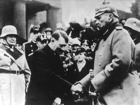 Das Foto zeigt die Begrüßung Hindenburgs durch den Reichskanzler Adolf Hitler am «Heldengedenktag» vor der Neuen Wache, Unter den Linden. Links im Bild Hermann Göring. (zu dpa «AfD und NSDAP: Historische Vergleiche nach der Thüringen-Wahl») +++ dpa-Bildfunk +++