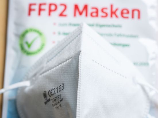 Eine FFP2-Maske liegt auf einem Tisch auf der Verkaufsverpackung. Zum Schutz vor dem Coronavirus sollen mehr Menschen aus Risikogruppen vom Bund finanzierte FFP2-Masken bekommen als zunächst vorgesehen. Nach einem Abgleich mit Versichertendaten der Krankenkassen sollen nun 34,1 Millionen statt 27 Millionen Bürger in diesen Tagen Gutscheine für zwölf FFP2-Masken zugesandt bekommen. +++ dpa-Bildfunk +++