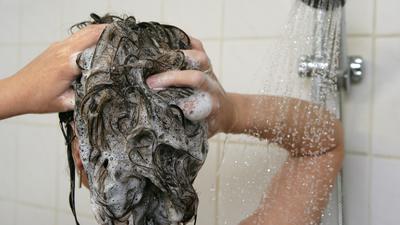 ARCHIV - Eine Frau wäscht sich am 28.09.2007 in Mixdorf (Brandenburg) unter der Dusche ihre Haare. Foto: Patrick Pleul (zu dpa «Zehn Klischees über Frauen - und was dahintersteckt» vom 07.03.2014) +++ dpa-Bildfunk +++