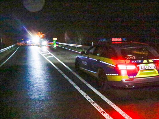Ein Polizeiauto sperrt nach einem schweren Unfall mit einem Radfahrer die B3 bei Ettlingen ab.