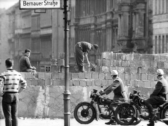 Arbeiter erhöhen die Sektorensperre an der Bernauer Straße in Berlin im August 1961. Fast Abend für Abend war es an diesem und anderen Mauerabschnitten zu Zwischenfällen gekommen. Am 13. August 1961 wurde die Mauer in Berlin gebaut. Foto: dpa (zu dpa: "Erinnerung an Mauerbau vor 54 Jahren - Kränze für die Opfer " vom 12.08.2015) +++ dpa-Bildfunk +++