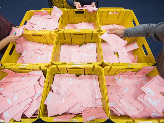 Wahlhelfer sortieren am 14.09.2017 in Köln (Nordrhein-Westfalen) die roten Wahlbriefe mit den abgegebenen Stimmen für die Bundestagswahl 2017. Foto: Rolf Vennenbernd/dpa ++ +++ dpa-Bildfunk +++