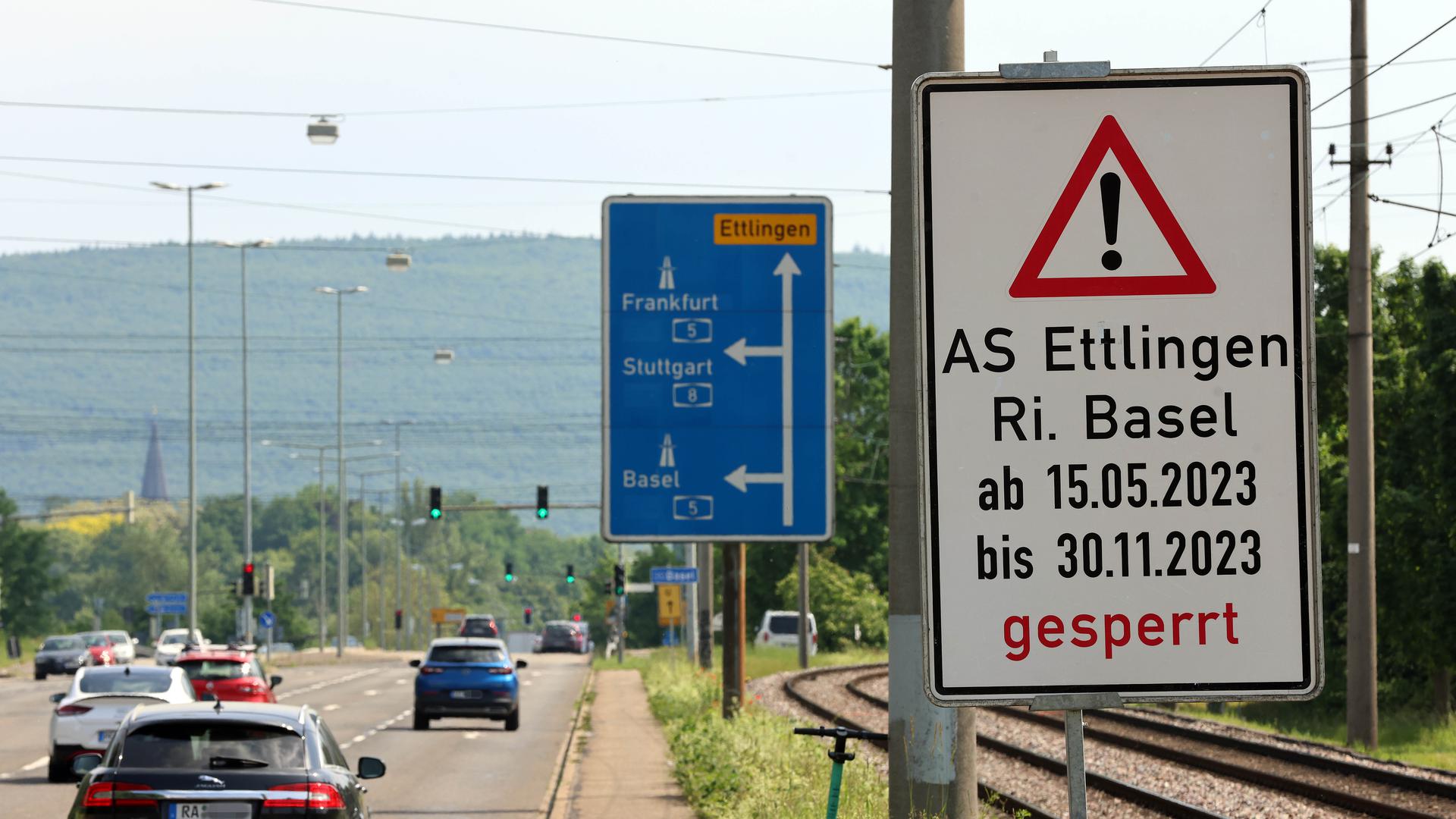 Ein Schild weist auf die Sperrung der A5-Anschlussstelle Ettlingen/Rüppurr hin.