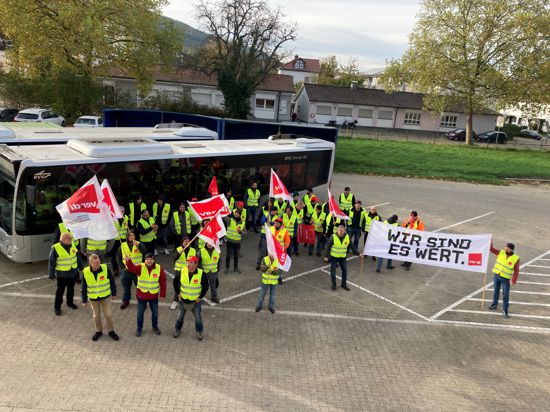 Fühlen sich ungleich behandelt: Mitarbeiter der Albtal-Verkehrs-Gesellschaft (AVG) bei der zentralen Versammlung der Streikenden in Ettlingen.