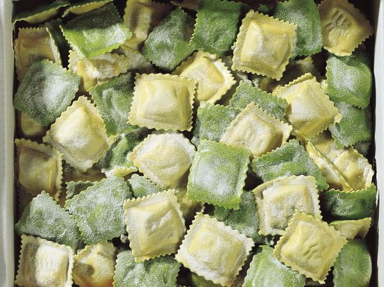 In der Pasta-Manufaktur werden verschiedenste Nudelsorten produziert – hier im Bild sogenannte Agnolotti.