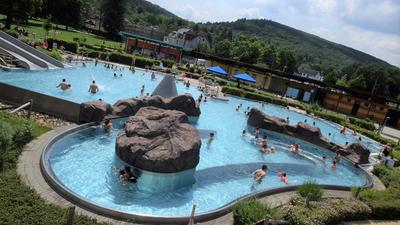 Badespaß im Erlebnisbecken: Bei sommerlichen Temperaturen zog es am Samstag vor allem Familien mit Kindern ins Ettlinger Albgaubad. 