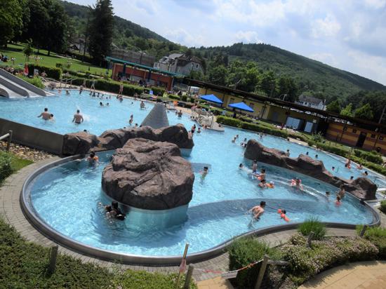 Badespaß im Erlebnisbecken: Bei sommerlichen Temperaturen zog es am Samstag vor allem Familien mit Kindern ins Ettlinger Albgaubad. 