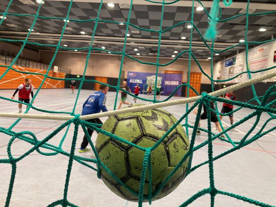Der Ball muss ins Netz: Die Handballmannschaft der HSG Ettlingen beim Aufwärmen vor dem Training in der Franz-Kühn-Halle. Im Herbst wird dort das warme Wasser in den Duschen abgestellt, um Energie zu sparen.