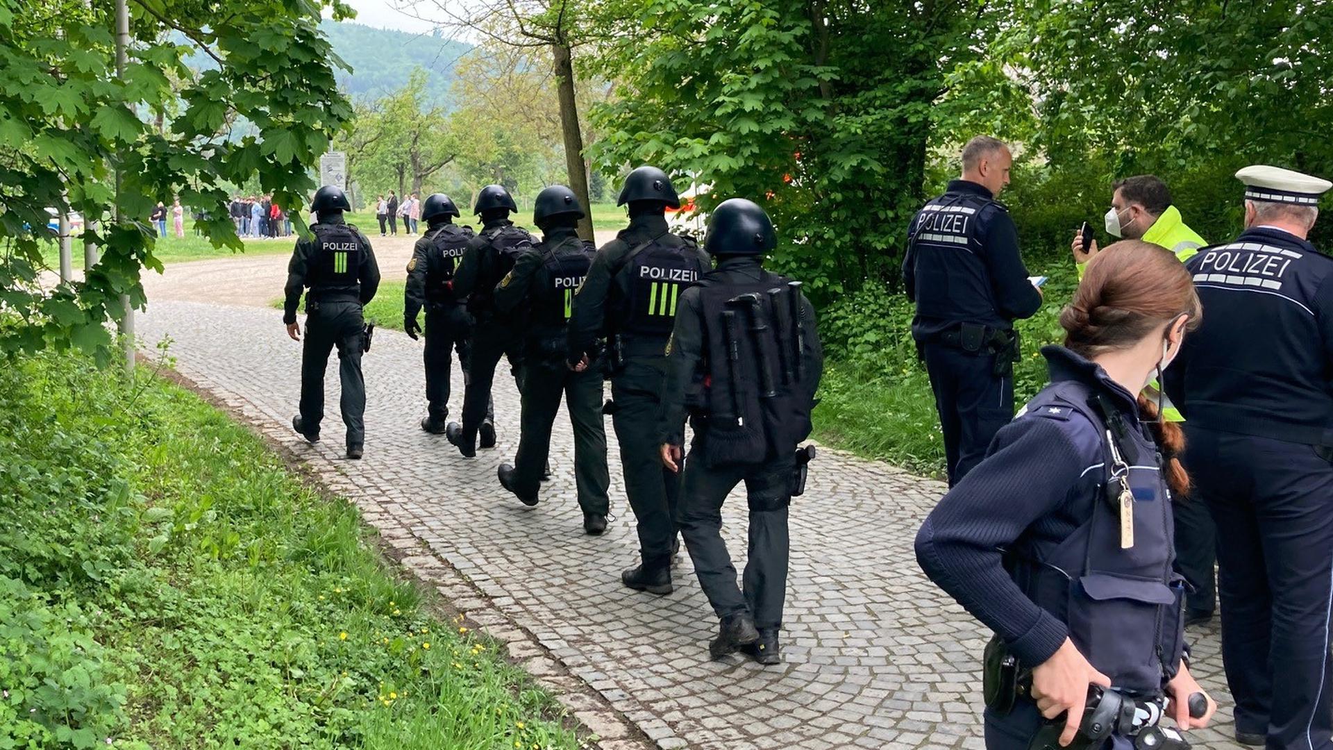 In schusssicheren Westen, mit Helmen und Waffen marschierten Polizisten in das Schulgebäude in Ettlingen.
