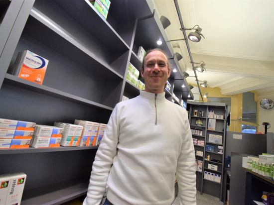 Christopher Buchta, Inhaber der Apotheke am Stadtgarten Ettlingen, steht vor dem teils leeren Medikamentenregal im Verkaufsraum. 