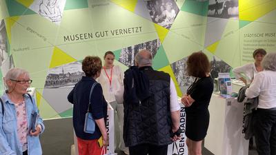 Gemeinsamer Auftritt: Städtische Museen aus der Region, darunter das Museum Ettlingen im Schloss, präsentierten sich auf der Kunstmesse Art. Der Stand war zeitweise dicht umlagert.