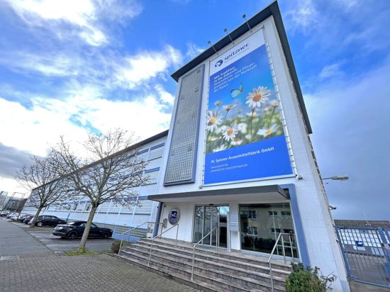 In der Ettlinger Bunsenstraße sitzt die W. Spitzner Arzneimittelfabrik, die 2022 von der Schwabe-Gruppe verkauft worden war. Blick von außen aufs Gebäude.