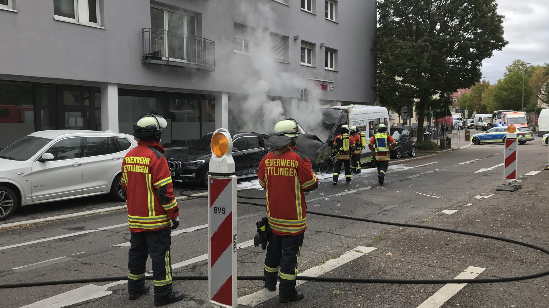 Gesperrt: Während er Löscharbeiten war die Durchfahrt in der Schillerstraße nicht möglich.