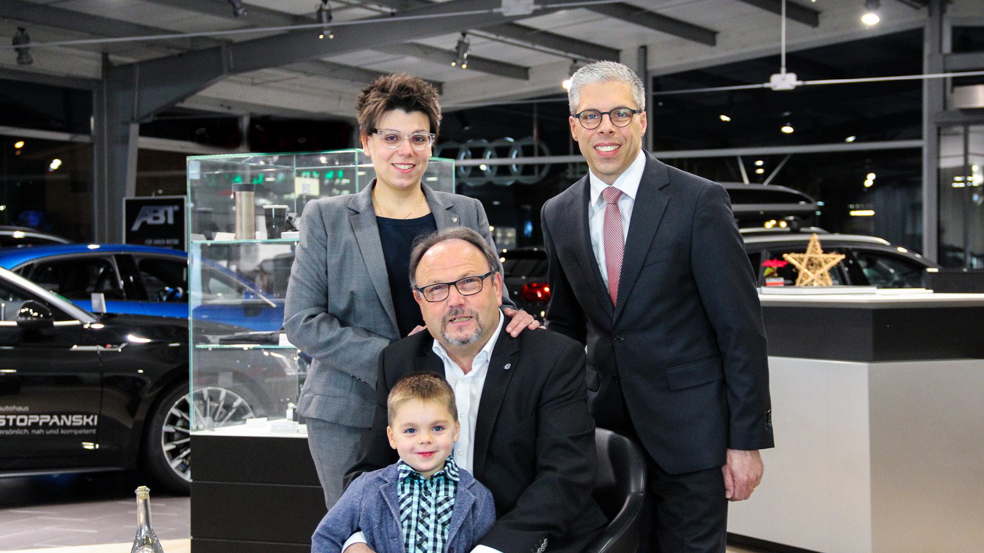 Martina Stoppanski-Auracher, Rolf Stoppanski und Volker Auracher (von links) freuen sich mit Sohn beziehungsweise Enkelkind Jonathan auf die Eröffnung.