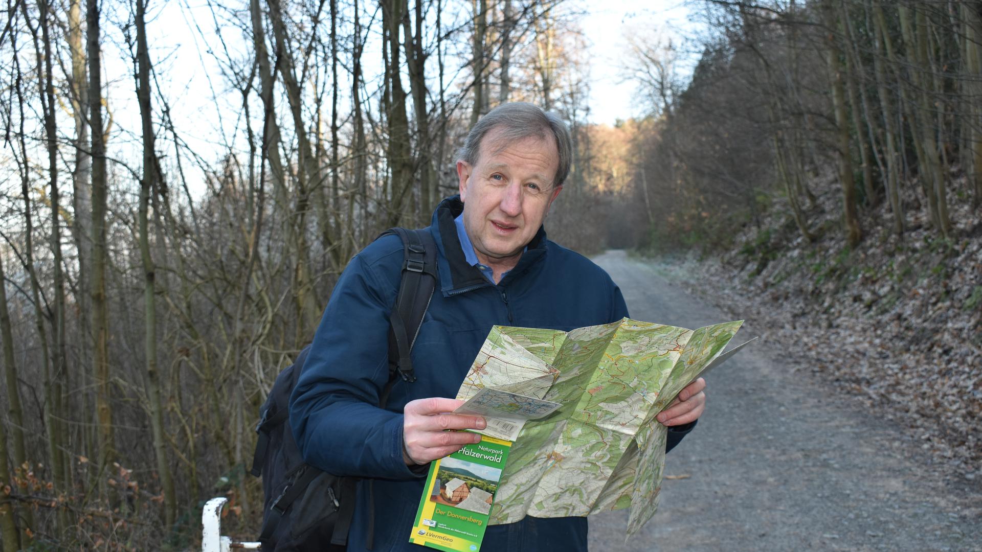 Mann mit Karte im Wald