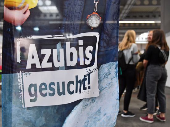 «Azubis gesucht» steht auf einem Banner bei der Berufsorientierungsmesse «Forum Berufsstart». (zu «Handwerksberufe sterben in Thüringen aus») +++ dpa-Bildfunk +++