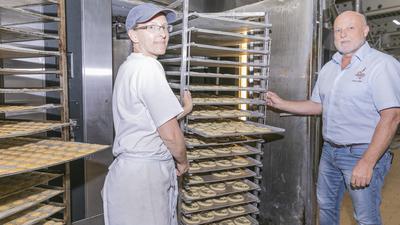 Bäcker bei der Arbeit (Mann und Frau)