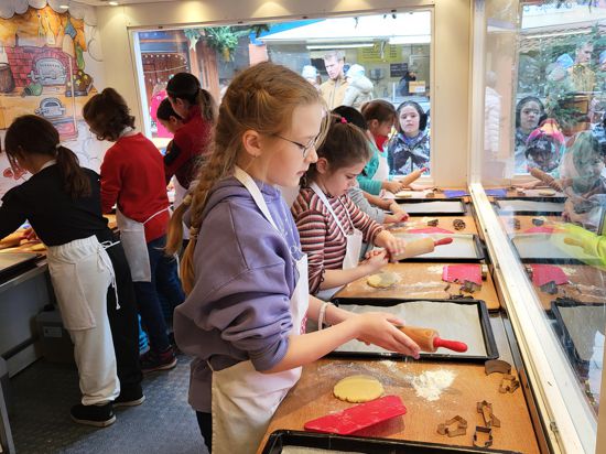 Mit großer Begeisterung backen die Schülerinnen und Schüler ihre ersten eigenen Plätzchen in der Kinderbackstube auf dem Ettlinger Sternlesmarkt. 