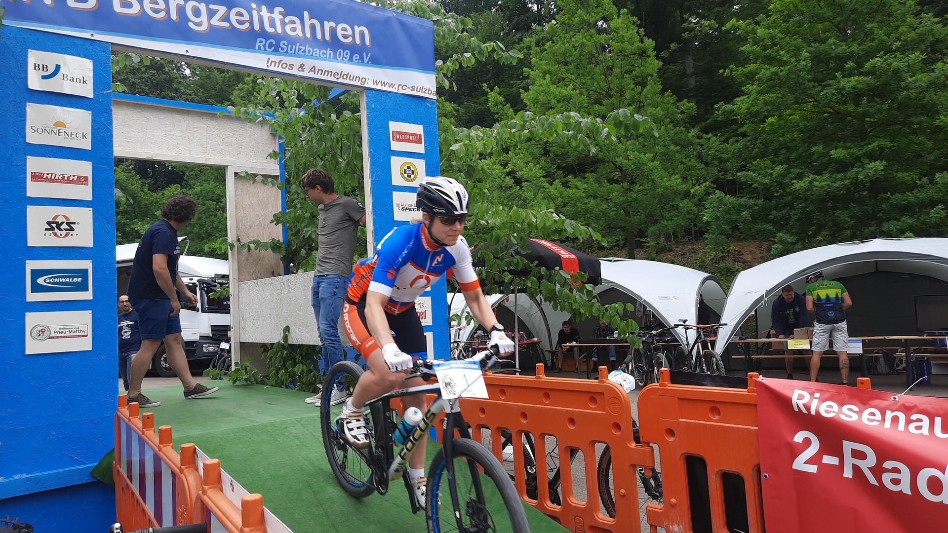 Iris Weiss startet mit dem Mountainbike beim Bergzeitfahren des RC Sulzbach.
